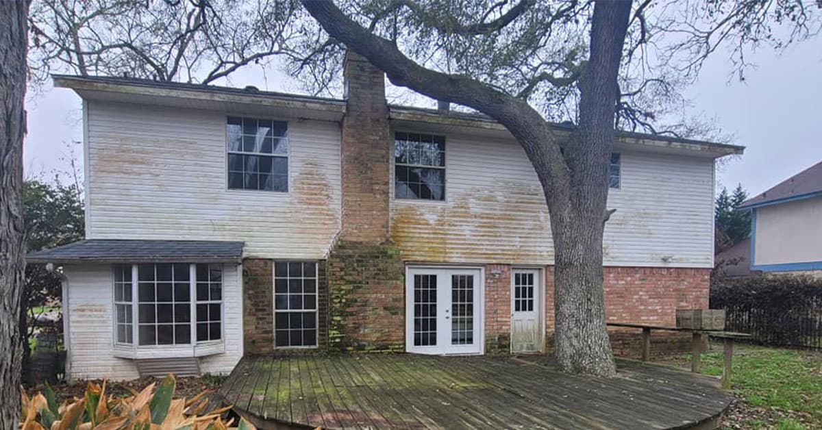 Before: A Gulf Coast home before and after a soft wash house cleaning